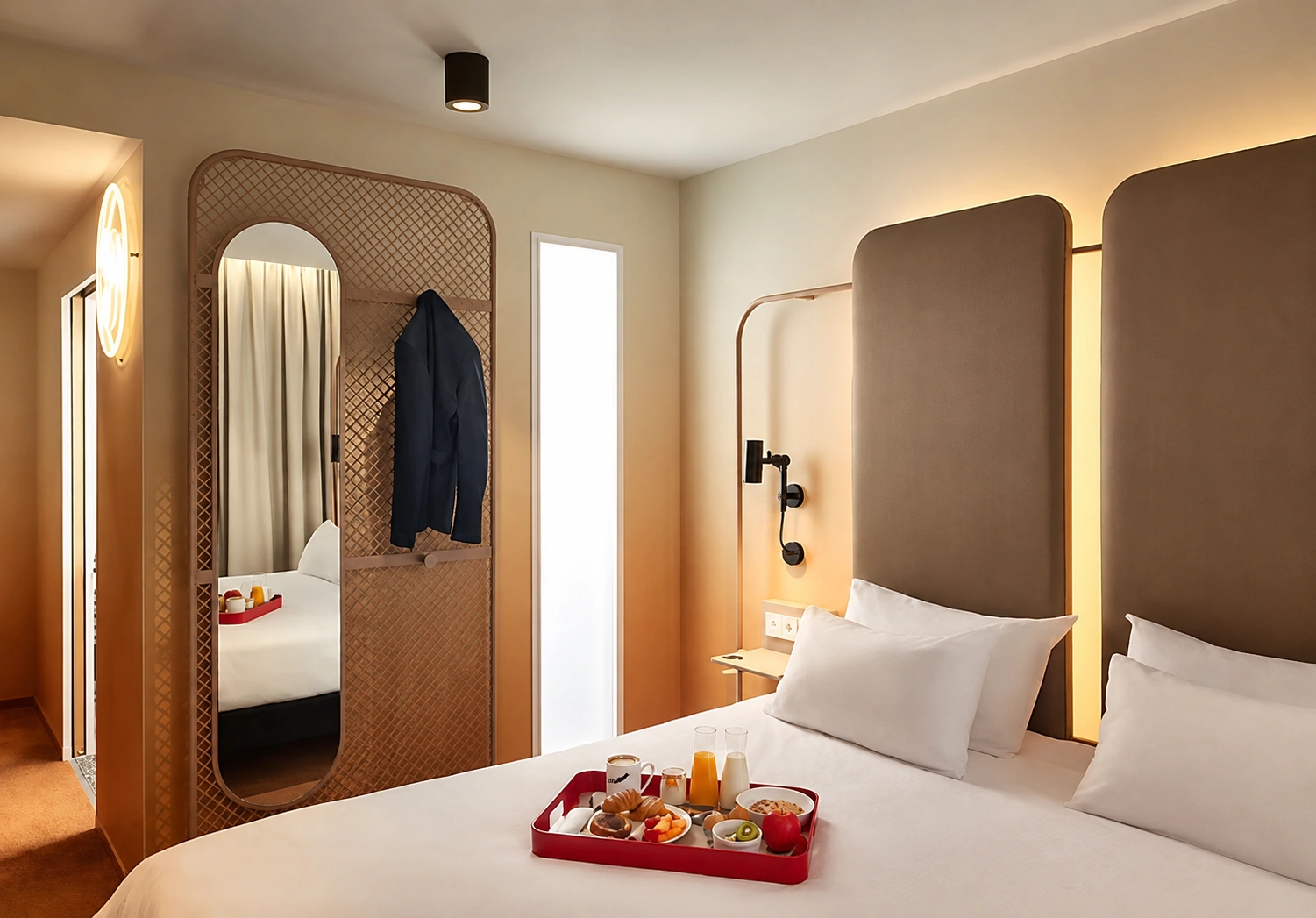 Chambre contemporaine d'un hôtel quatre étoiles en centre-ville de Deauville