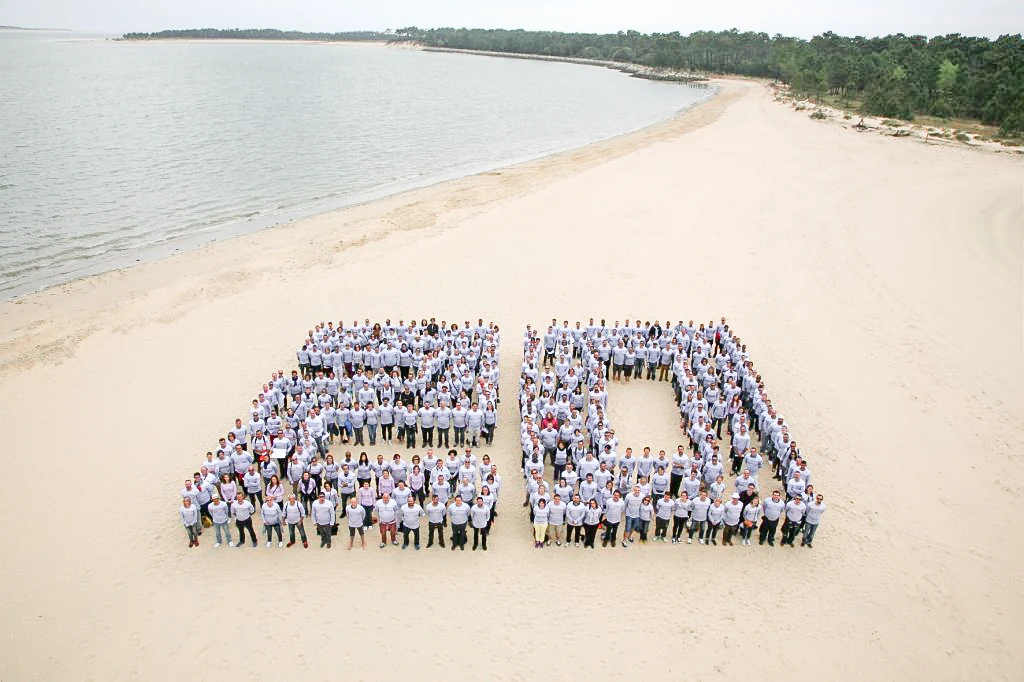 Human Logo, participants formant le logo d'une entreprise, vus du ciel sur la plage